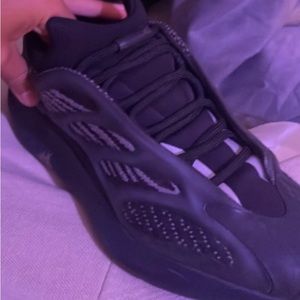 Yeezy Adidas 700 V3 in Alvah